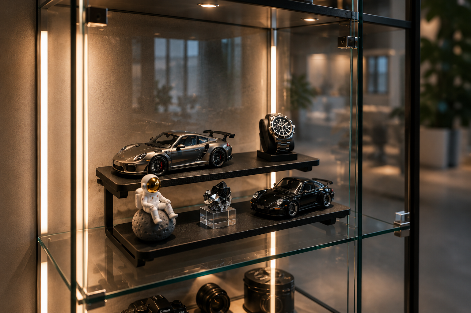 Schwarzes Regal/Display für Vitrinen